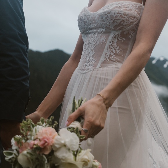 Elegant White Lace Wedding Dress - Picture 5 of 7